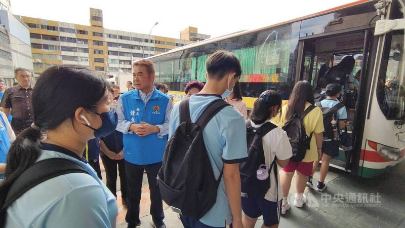 苗栗火車站前客運站每天都有外地到苗栗市上課的學生等候公車，隊伍綿延到斑馬線上引議。苗栗縣長鍾東錦（後中）25日親自現勘，發現排隊動線已從站前室外改到車站內，但因客運班次與火車到站時間落差較大，造成學生久候，隨即協調客運業加開班次。中央社記者管瑞平攝  113年9月25日