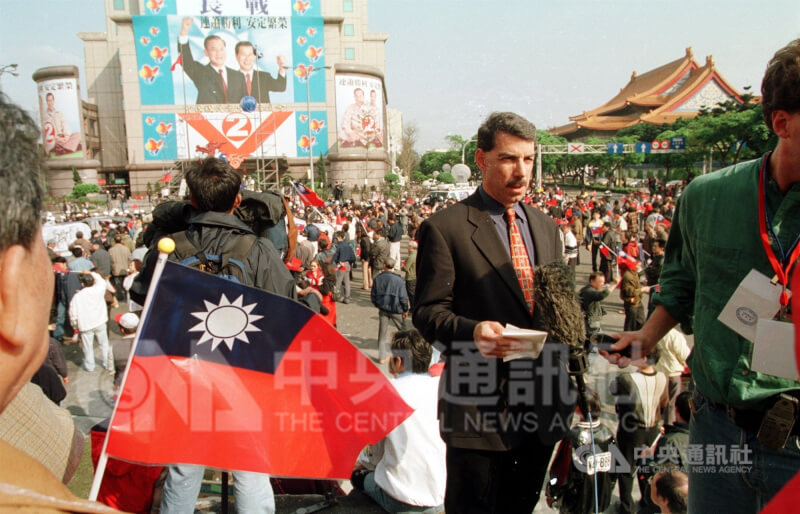 國際傳播媒體CNN主播齊邁可在2000年中國國民黨中央委員會報導這次總統大選後,政經情勢變化。(中央社檔案照片)