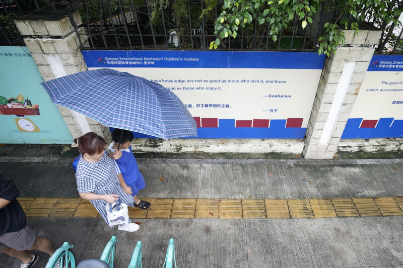 中國深圳9月18日發生日本男童遇襲死亡事件，事發後一名家長陪伴孩子行經案發地附近。（共同社）