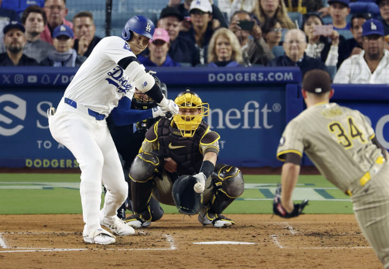 MLB道奇隊24日迎戰教士隊，大谷翔平第2打席在滿球數下選到保送。（共同社）