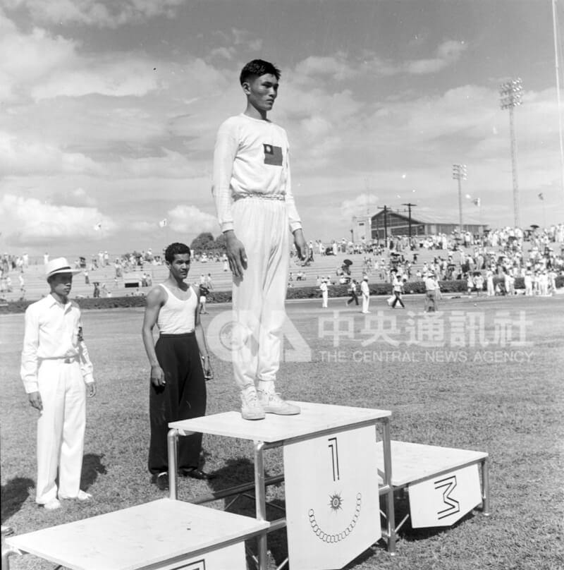 田徑選手楊傳廣在1954年第2屆亞運激烈的10項運動競賽中,以5454的成績在勇奪10項全能運動金牌。(中央社檔案照片)