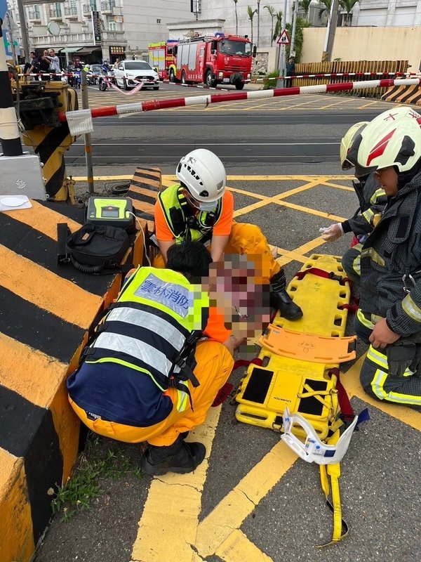 雲林縣斗六市保長路與鎮西路交會處平交道25日中午發生事故，一名婦人騎腳車遭火車擦撞，送醫不治。（雲林縣消防局提供）中央社記者蔡智明傳真  113年9月25日