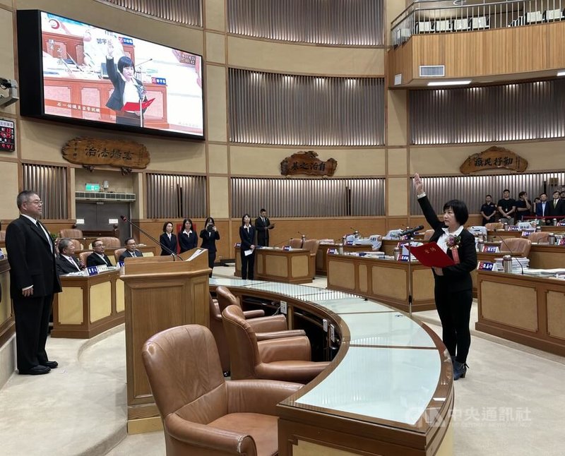 民進黨新北市議員黃俊哲遭判當選無效,遞補的民進黨籍石一佑(前右)25日在新北市議會宣誓就職,由新北地方法院庭長林鈺琅(前左)擔任監誓人。中央社記者高華謙攝 113年9月25日
