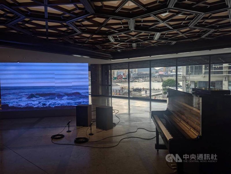 2024威尼斯雙年展日本館代表藝術家毛利悠子在「第25小時」展出Piano Solo-Ohara,以播放浪潮畫面的螢幕與一架自動演奏的鋼琴組成,與展場外基隆港相呼應。中央社記者王寶兒攝 113年9月26日