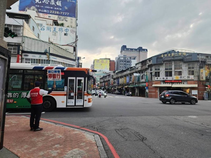 台中市行人地獄案件頻傳，市府交通局要求業者召回駕駛再次教育訓練，業者派員在路口舉牌，提醒駕駛落實停看行。（民眾提供）中央社記者趙麗妍傳真 113年9月26日