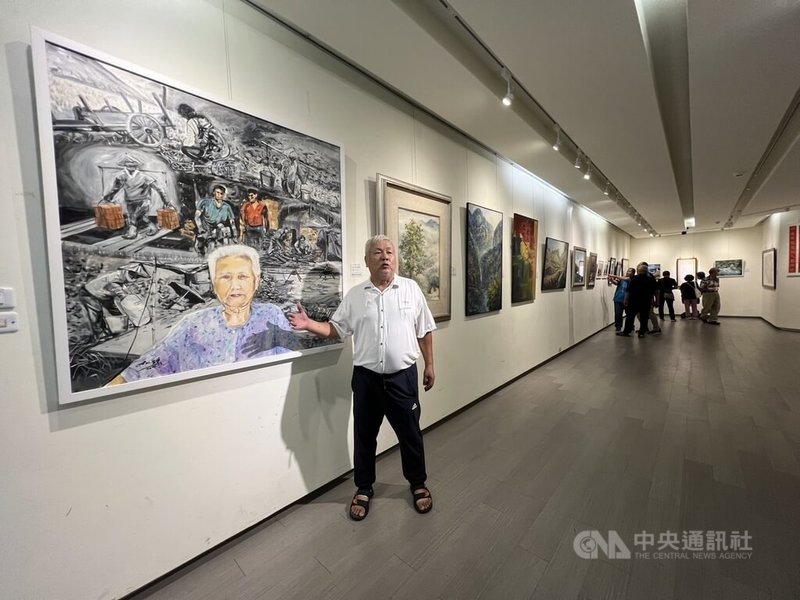 台東縣大自然油畫協會2024年唯一聯展，即起至10月6日展出，協會理事長賴世榮也展出巨幅創作，刻劃母親容顏。中央社記者盧太城台東攝  113年9月26日