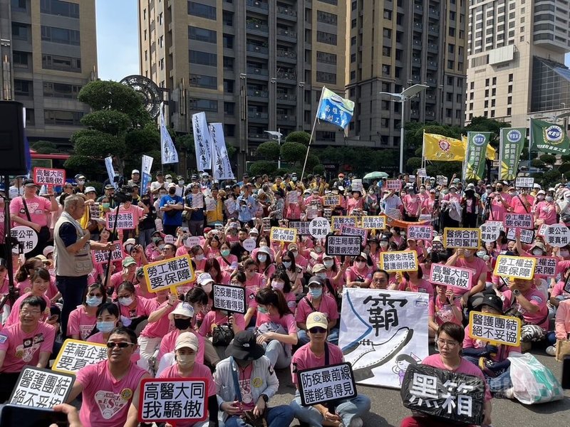 數百名高雄市立大同醫院醫護人員26日走上街頭，至四維行政中心抗議高市府審議大同醫院「醫療合作」招標案過程黑箱，希望市府能公布真相，不要犧牲醫護與病患權益。中央社記者林巧璉攝  113年9月26日