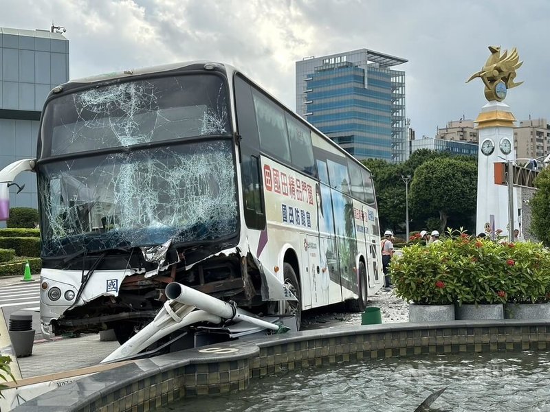 台北市松山機場旁民用航空局前方道路26日下午發生國光客運撞上水池事故,造成擋風玻璃碎裂、車輛毀損。(翻攝畫面)中央社記者劉建邦傳真 113年9月26日