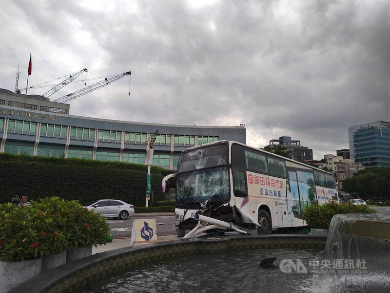 台北市松山機場旁民用航空局前方道路26日發生國光客運撞上水池事故，造成48歲司機頭暈及1名20餘歲女性乘客受傷，2人送醫前意識清醒，司機酒測值零。（翻攝畫面）中央社記者劉建邦傳真 113年9月26日