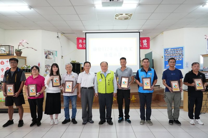 澎湖縣113年度社區發展工作人員示範觀摩活動，26日在白沙鄉後寮社區活動中心舉行，縣長陳光復（右5）表揚年度成長教室、社區發展工作評鑑績優的社區。（澎湖縣政府提供）中央社  113年9月26日