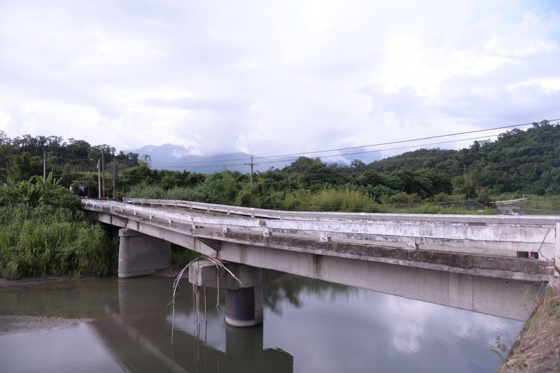 花蓮縣富里鄉橫跨鱉溪的蚊子洞橋，為當地對外聯絡重要橋梁，使用已逾40年，因遭受112年颱風海葵豪雨影響，河道通洪水量過大沖刷橋墩基礎，造成橋面變形沉陷，縣府隨即封閉橋梁禁止通行。（花蓮縣政府提供）中央社記者李先鳳傳真  113年9月26日