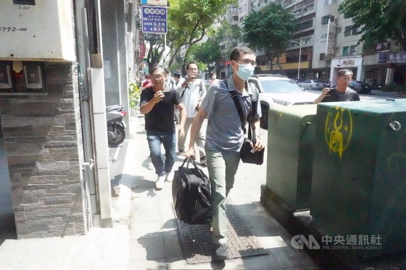 台灣高雄地方檢察署26日指揮法務部調查局高雄市調查處,搜索國民黨高雄市議員黃紹庭服務處,帶走相關證物。中央社記者董俊志攝 113年9月26日