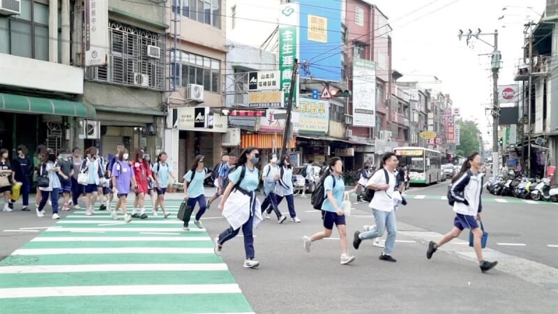 民進黨新竹市議員劉康彥（右2）日前跟著新竹縣竹東高中學生，從竹市搭乘公車往返竹東，感受學生們就學通車情況。他認為，搭公車通學須早起晚歸，還未必有位置坐，盼地方政府正視問題，規劃專車或增加公車班次。（劉康彥提供）中央社記者魯鋼駿傳真 113年9月26日