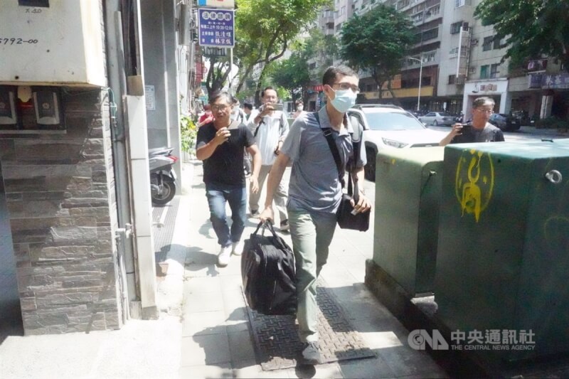 台灣高雄地方檢察署26日指揮法務部調查局高雄市調查處,搜索國民黨高雄市議員黃紹庭服務處,帶走相關證物。中央社記者董俊志攝 113年9月26日