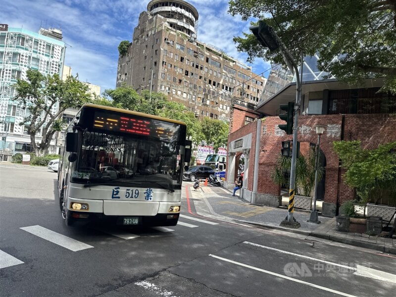 巨業客運305號公車22日行經台中市中區宮原眼科前路口，撞到走在斑馬線上2名東海大學女學生，造成1死1傷。中央社記者趙麗妍攝 113年9月25日