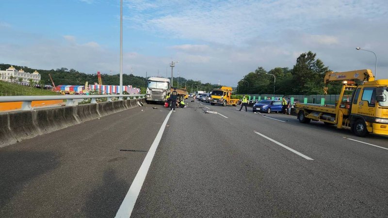 國道公路警察局第六警察大隊表示，22歲莊姓男子26日開車行經國道3號南下98.8公里處寶山交流道，因轎車故障停於外線車道並放警示牌，後方砂石車疑未注意撞上，轎車遭撞後偏移到內側車道，莊姓男子傷重送醫不治。（讀者提供）中央社記者郭宣彣傳真  113年9月26日