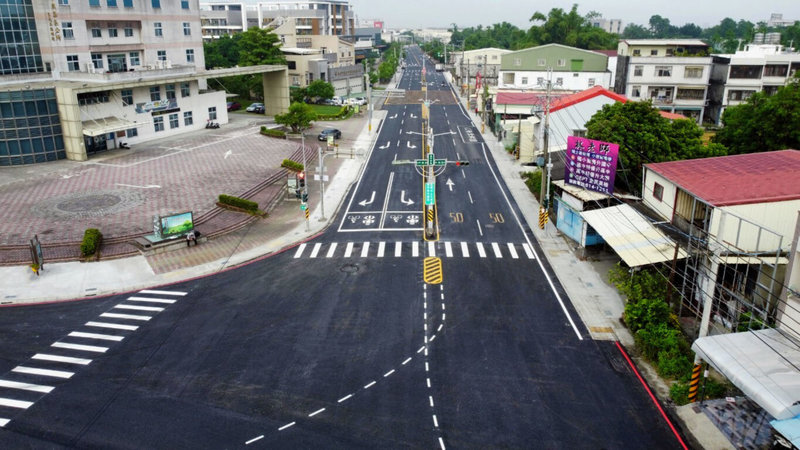 高雄燕巢區中安路為燕巢都市計畫區內主要道路之一，但部分路段因長期重車輾壓，逐漸老化損壞，高雄市政府採轉爐石搭配改質瀝青刨鋪翻新路面；不只道路承載力與平坦度更升級，也落實循環淨零碳排。（高雄市工務局提供）中央社記者蔡孟妤傳真 113年9月26日