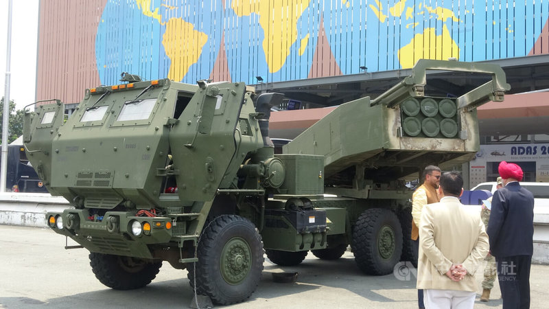 2024年亞洲防衛安全展於25日至27日在馬尼拉世界貿易中心舉行,會場外展出一套高機動性多管火箭系統(HIMARS, 簡稱海馬士)。中央社記者林行健馬尼拉攝 113年9月26日