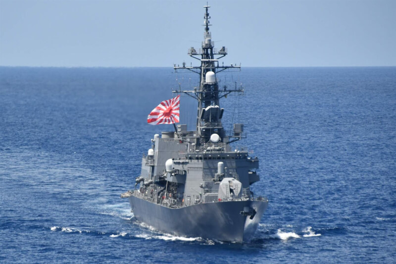 NHK等其他當地媒體26日報導，一艘日本海上自衛隊船艦通過台灣海峽。圖為今年8月在南中國海進行訓練的日本護衛艦。（圖取自x.com/JMSDF_PAO）