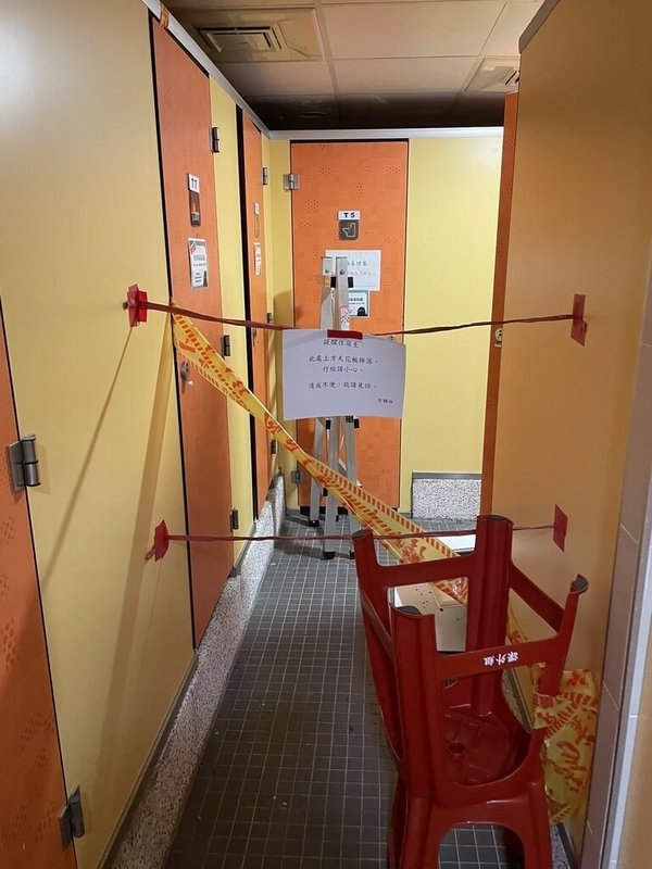 淡江大學宿舍浴廁天花板25日掉落,校方表示,已開始維修,由於需要泥水施作,預計1週完成,也會擴大安全檢測,逐樓檢測各樓層浴廁。(淡江大學提供)中央社記者高華謙傳真 113年9月26日