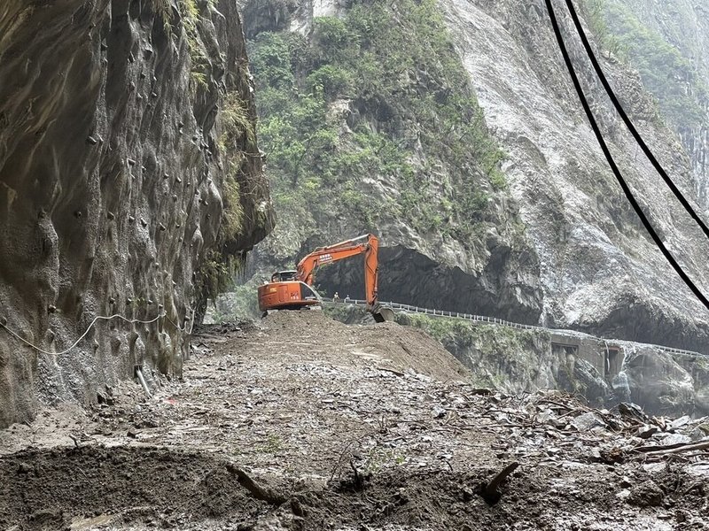 太魯閣國家公園接連受0403地震、颱風凱米影響,聯外道路中斷,公路局太魯閣工務段人員在九曲洞西洞口搶通。(太魯閣國家公園管理處提供)中央社記者張祈傳真 113年9月27日