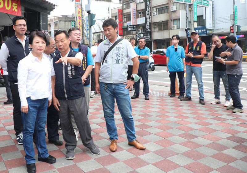 台中市長盧秀燕（前左）27日上午前往北屯區文心路與中清路口視導公車大執法情形時表示，需更強力嚴格執法才能保障行人安全，專案會無限期持續，直到改善。（台中市政府提供）中央社記者蘇木春傳真  113年9月27日