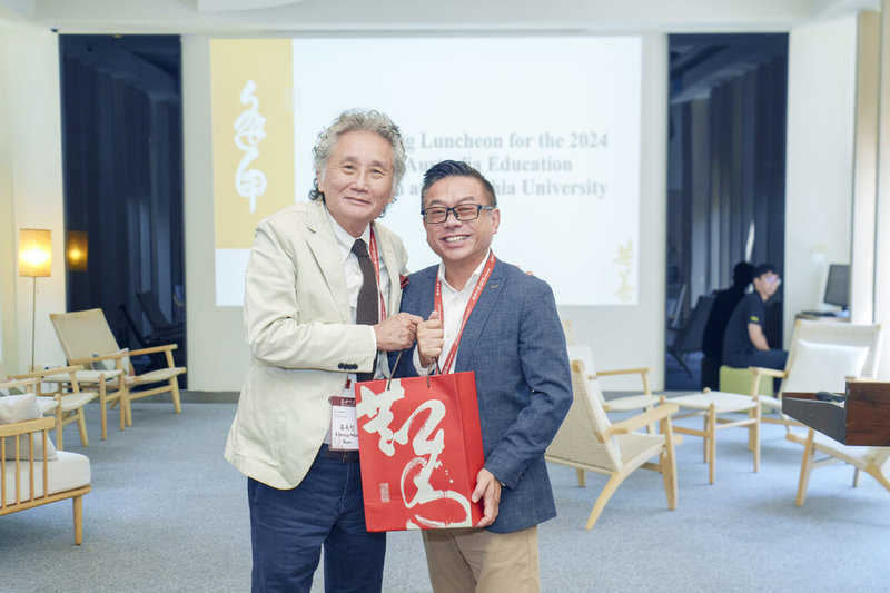 台中逢甲大學27日舉辦「台澳學術交流」活動,逢甲大學董事長高承恕(左)現場致贈紀念品給澳洲駐台辦事處副代表林明皓(右),期待未來雙方持續合作。(民眾提供)中央社記者趙麗妍傳真 113年9月27日