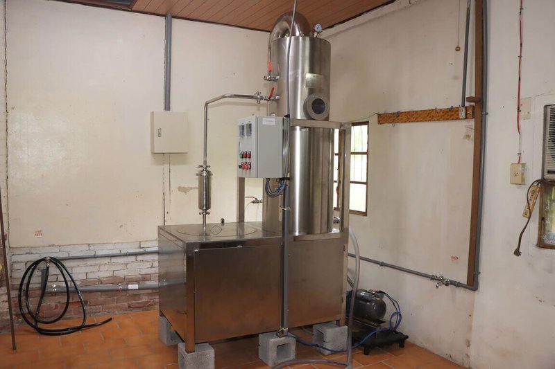 苗栗原鄉產業蜂蜜加工站27日在獅潭鄉百壽部落成立,站內建置「小型減壓濃縮機」,有助部落小型蜂農降低委外耗損及成本,可即時保留蜂蜜新鮮口感、提升品質。(苗栗縣政府提供)中央社記者管瑞平傳真 113年9月27日