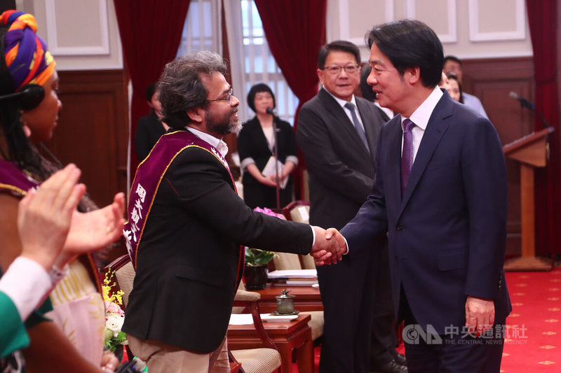 總統賴清德(前右)27日下午接見第27屆全球熱愛生命獎章得主暨家屬,向孟加拉建築師穆罕默德.雷兹萬(Mohammed Rezwan)(前右2)等與會者握手致意。中央社記者王騰毅攝 113年9月27日