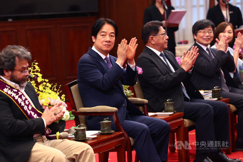 總統賴清德(左2)27日下午接見周大觀文教基金會第27屆全球熱愛生命獎章得主暨家屬,以掌聲為所有獲獎者喝采,肯定他們努力克服困境,在各領域做出卓越貢獻。中央社記者王騰毅攝 113年9月27日
