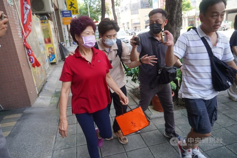 高雄地方檢察署26日指揮搜索國民黨高雄市議員黃紹庭住處與服務處。圖為檢調在服務處帶走黃紹庭母親(左,紅衣)。中央社記者董俊志攝 113年9月26日