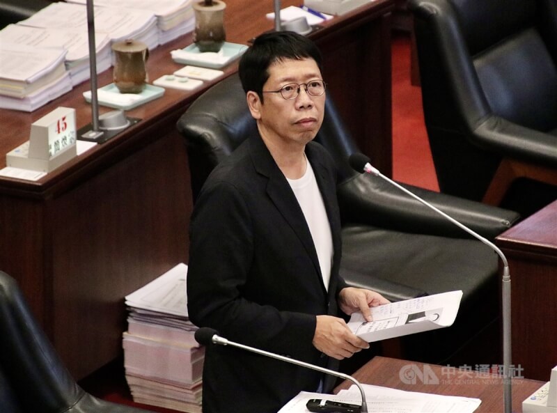 圖為黃紹庭日前出席議會。(中央社檔案照片)