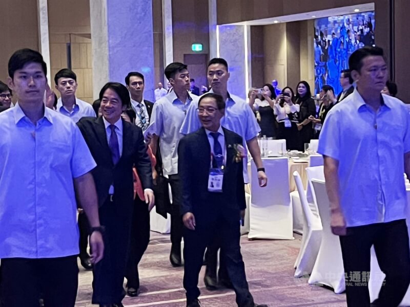 總統賴清德(前左2)27日出席「世界台灣商會聯合總會第30屆年會」時表示,世總是台灣跟國際的橋梁,協助台灣與各國建立更友好的友情,這對台灣長遠發展而言非常重要,感謝台商讓台灣能夠走進世界。中央社記者林巧璉攝 113年9月27日