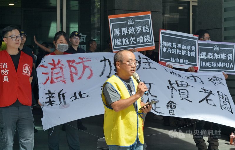 新北市部分消防員27日持白布條、看板到市府大門陳情抗議,要求返還積欠的超勤加班費,桃園市產業總工會理事長朱梅雪(前)到場聲援。中央社記者黃旭昇新北攝 113年9月27日