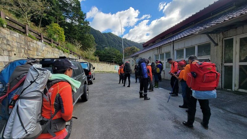 16年前江姓女山友在向陽山和黑水塘路段失蹤，112年底李姓山友從向陽山三角點下撤時，在一處石頭下方發現一具疑似完整骨骸。日前江女家屬再度委託六龜飛鷹大隊協助搜尋，27日上午從向陽國家森林遊樂區出發。 （陳明華提供）中央社記者盧太城台東傳真 113年9月27日