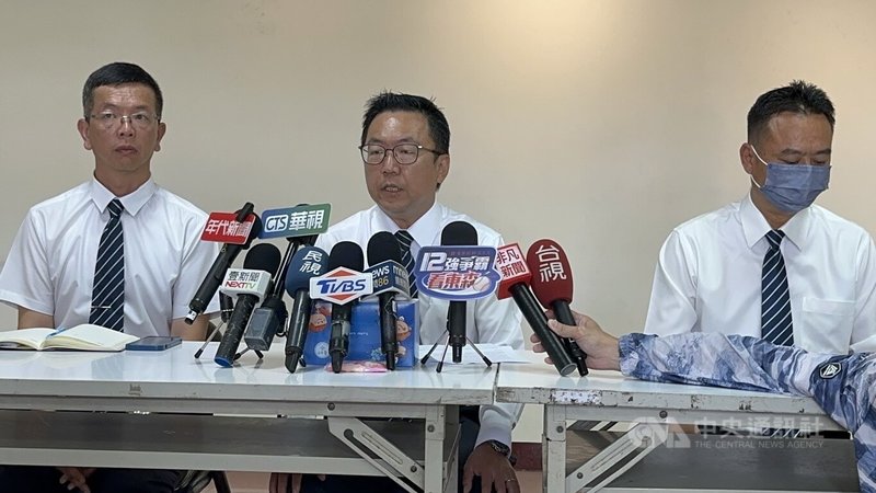 巨業客運305號公車22日行經台中市中區宮原眼科前路口撞死東海大學林姓女大生,巨業客運27日上午召開記者會,董事長室發言人韓洪開(中)說明事發過程。中央社記者趙麗妍攝 113年9月27日