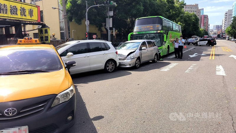 台中1輛統聯客運27日下午行經西區1處路口時，疑未注意前車狀況，追撞前方2輛自小客車及1輛計程車，造成計程車上1名80多歲的男乘客受傷送醫。（翻攝照片）中央社記者蘇木春傳真  113年9月27日