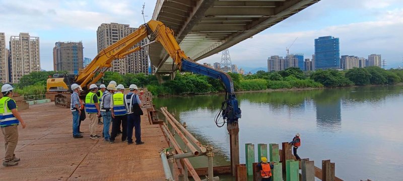 橫跨大漢溪、連結板橋和新莊的行人景觀橋新月橋，因強震受損，封閉搶修原評估9月可部分開放通行，但水利局認為做好雙側全支撐再開放較安全，因此預計11月上旬全面開放。圖為近期施工狀況。（新北市高灘處提供）中央社記者高華謙傳真  113年9月27日