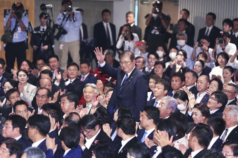 日本自民黨總裁選舉結果27日出爐，石破茂（舉手者）在第二輪投票擊敗對手高市早苗，成為自民黨第28任總裁。（共同社）