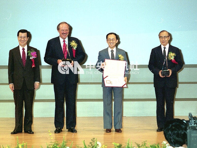 行政院國家品質獎評審委員會主任委員蕭萬長（左）與獲得企業獎的德州儀器公司代表（右2、右3）及個人獎得主宋文襄（右1）合影。中央社記者吳國輝攝 79年9月29日