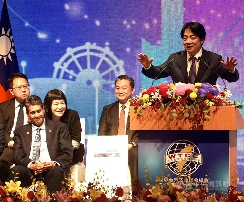 世界台灣商會聯合總會27日在高雄萬豪酒店舉辦第30屆年會,總統賴清德(右)出席致詞。前左為帛琉共和國總統惠恕仁(Surangel Whipps Jr.)。中央社記者董俊志攝 113年9月27日