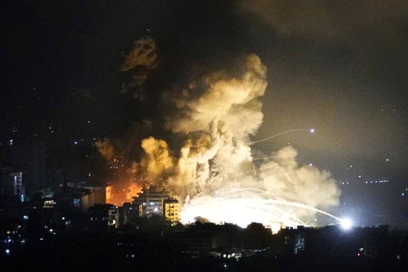 貝魯特南部郊區建築物發生巨大爆炸並冒出濃煙。(美聯社)