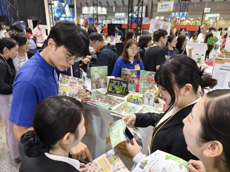 高雄市農業局「一日農夫農村旅遊」參加2024日本東京國際旅展，遊程包括六龜新發社區山茶文化及製茶體驗，旗山糖廠社區生態遊程等，吸引許多民眾與業者洽談。（高雄市農業局提供）中央社記者林巧璉傳真  113年9月28日