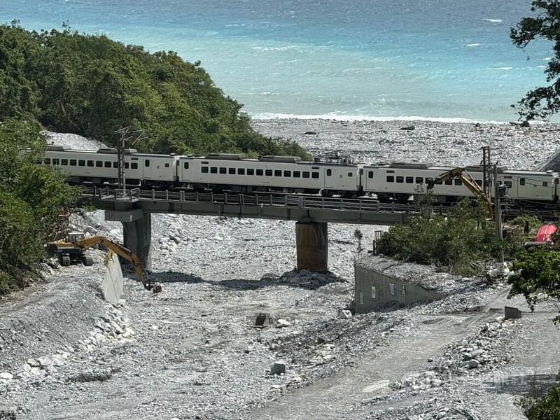 台鐵北迴線小清水溪橋的西正線因颱風凱米沖毀，將原地改建新橋，目前北迴線以東正線單線雙向通行。中央社記者張祈攝  113年9月28日