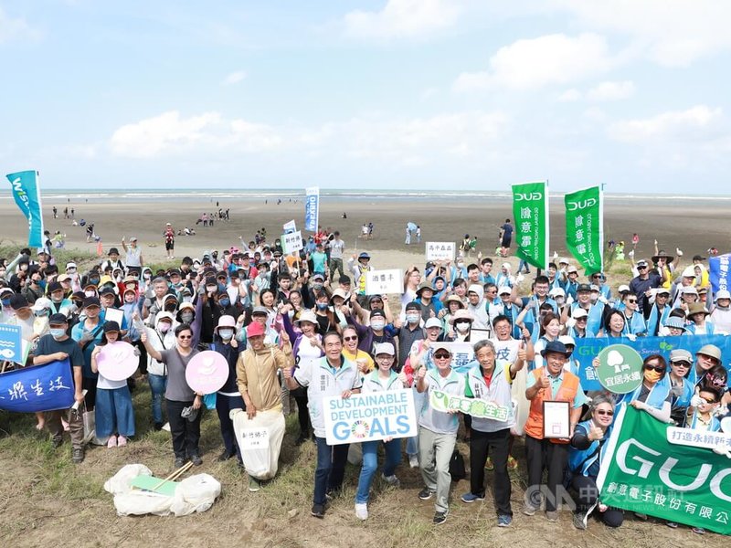 新竹市政府28日在幸福沙灣舉辦淨灘活動，串連桃園、新竹及苗栗等縣市、號召約2000人共襄盛舉，清出垃圾多達800公斤。中央社記者郭宣彣攝  113年9月28日