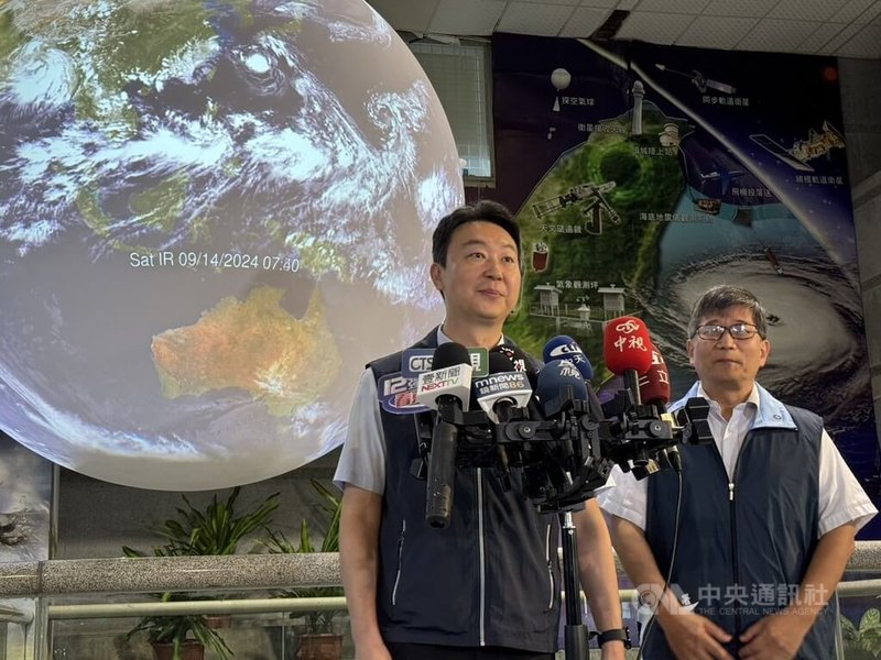 颱風山陀兒持續接近台灣，交通部長陳世凱（中）28日赴氣象署視察時表示，花東鐵公路預警已做好準備，若遇鐵公路中斷，疏運計畫會立刻啟動。中央社記者余曉涵攝  113年9月28日