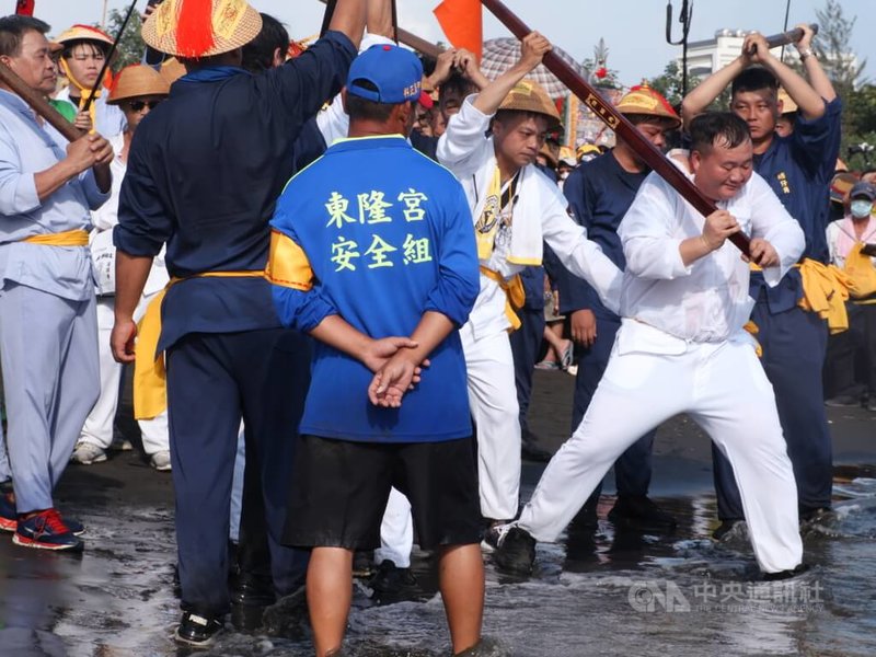 屏東東港東隆宮「甲辰正科迎王平安祭典」展開,28日遵循古禮請王駕,又稱「請水」,代表代天巡狩千歲爺乘船而來,東隆宮按例需到海邊恭請千歲爺王駕到來。中央社記者黃郁菁攝 113年9月28日