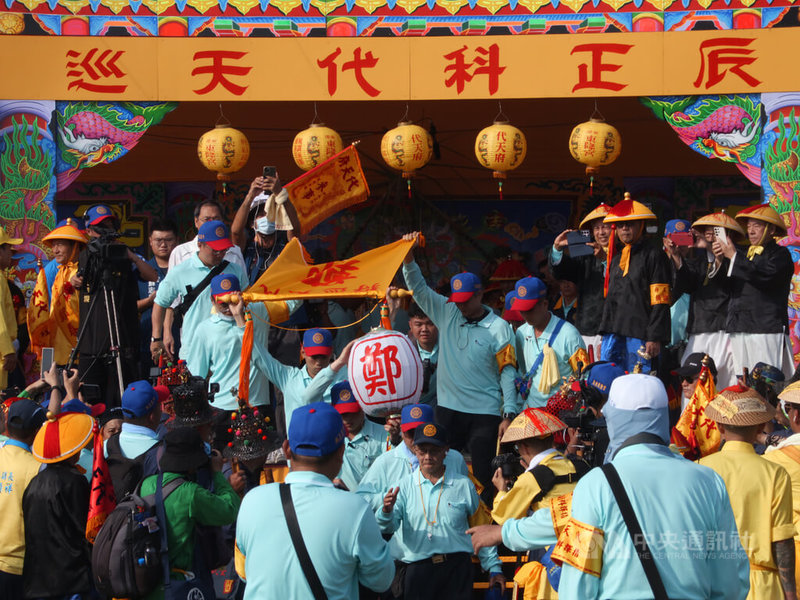 屏東東港甲辰正科迎王平安祭典28日進行請王駕「請水」儀式，甲辰正科代天巡狩鄭府大千歲降臨後，帥旗、帥燈隨即當場寫上「鄭」府大千歲姓氏。中央社記者黃郁菁攝  113年9月28日