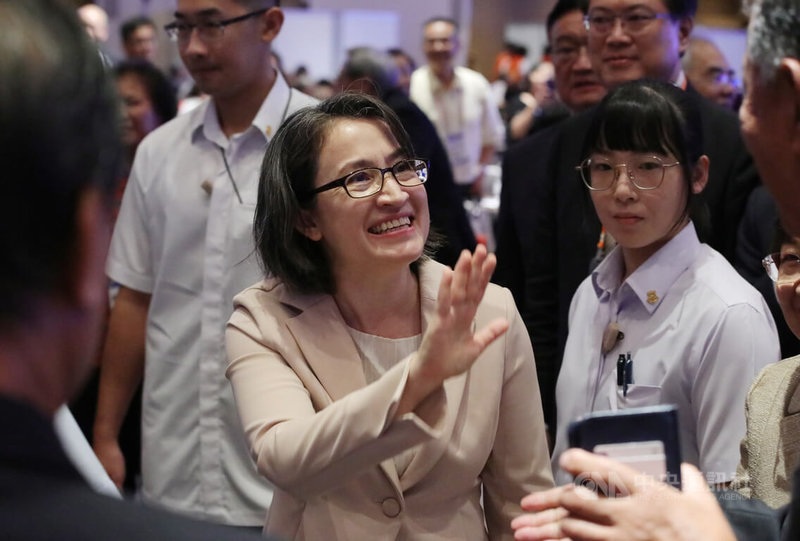 副總統蕭美琴(中)28日應邀在高雄出席世界台灣商會聯合總會第30屆年會閉幕典禮,致詞後親切和現場與會者揮手致意。中央社記者張已亷攝 113年9月28日