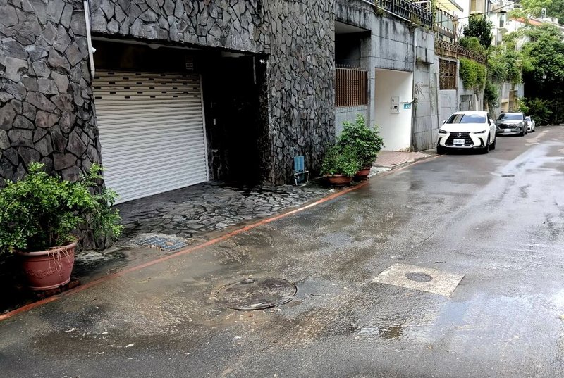 新北市新店區花園新城社區22日受豪雨影響，污水與雨水排放不及，從人孔蓋溢出（圖）；社區管委會28日表示，污水管線24日已清通完畢。（住戶提供）中央社記者黃旭昇新北傳真  113年9月28日